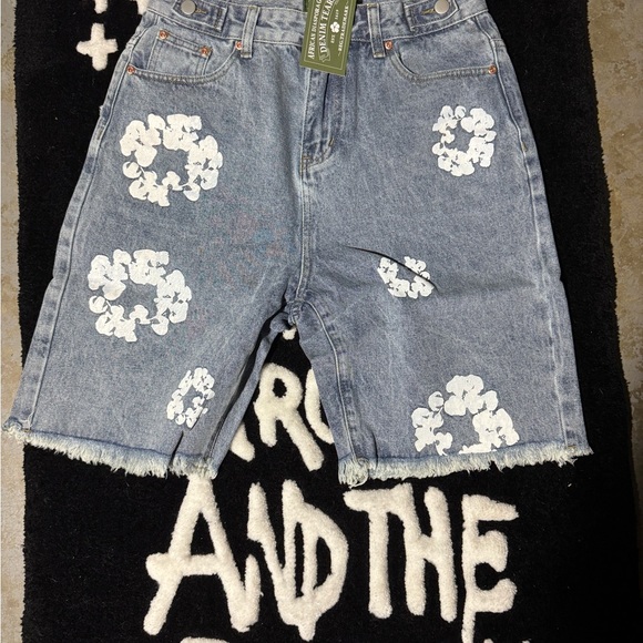Stylish Denim Tears Shorts with White Floral Design All Around - Picture 1 of 1